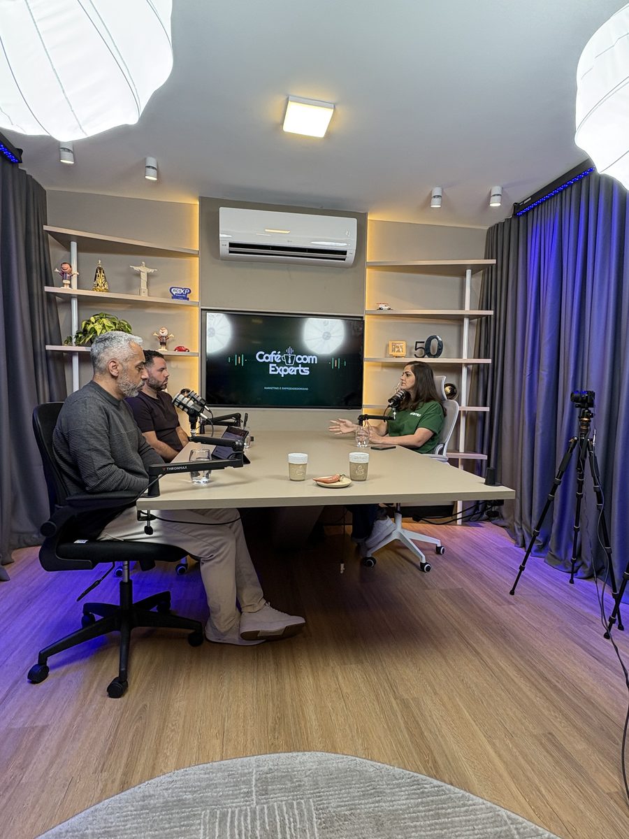 O estúdio pronto, com a luz já acesa e ninguém na mesa.