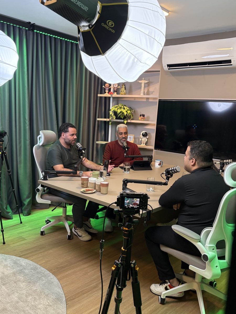 A câmera no tripé, e a mesa que ela vai gravar ao fundo.