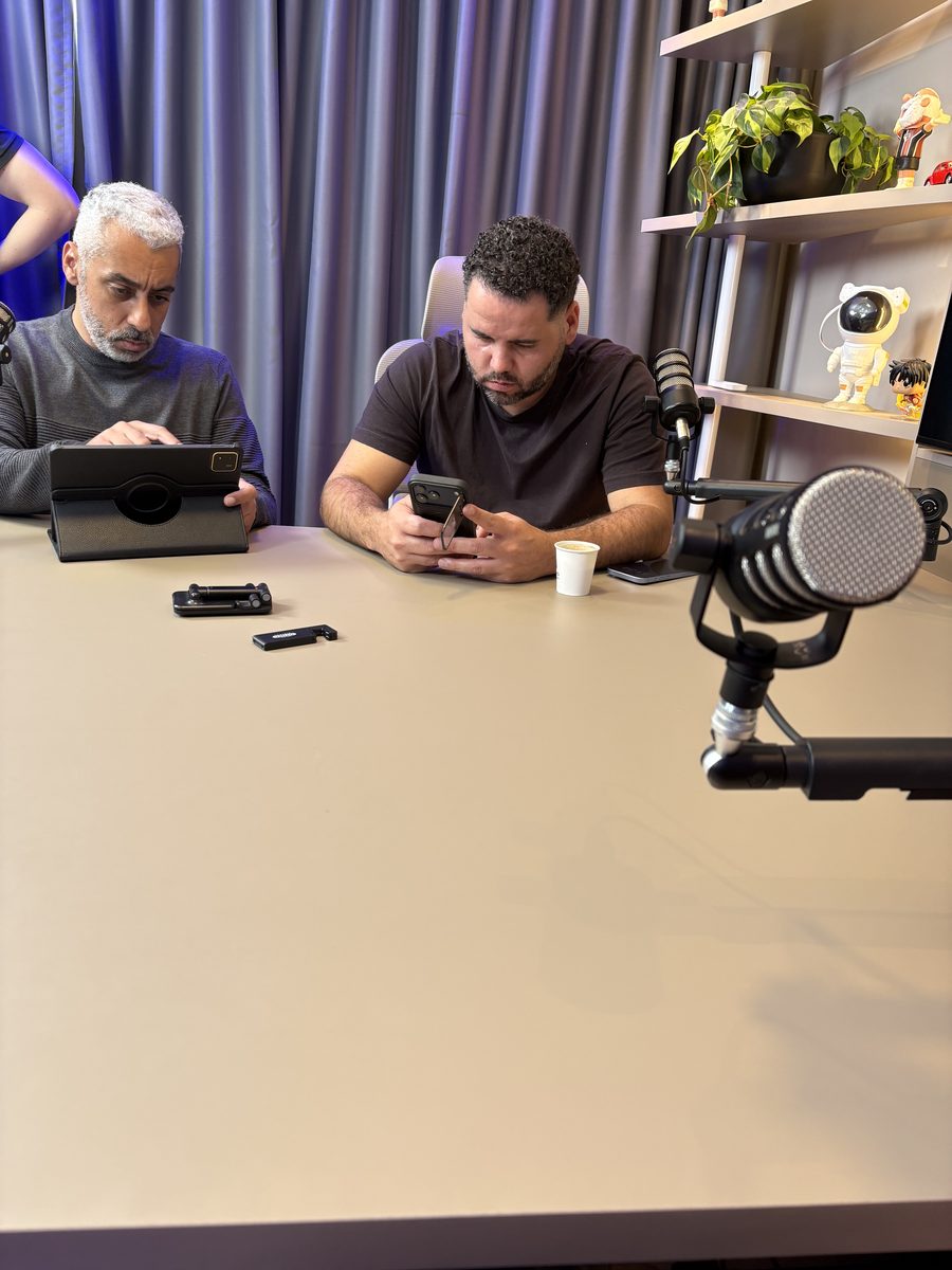 Os dois na mesa, antes de começar.