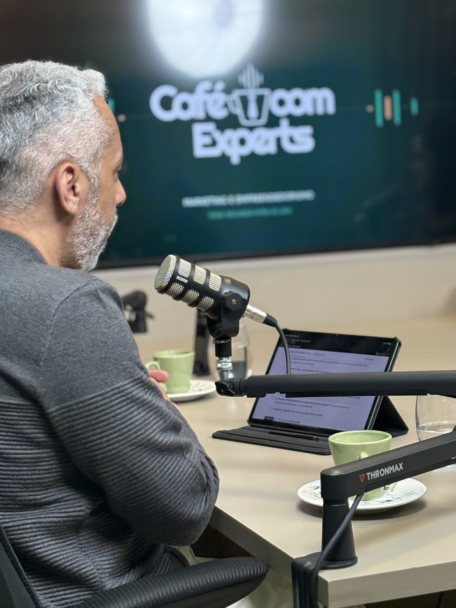 O roteiro no tablet, e a marca do programa na TV do estúdio.