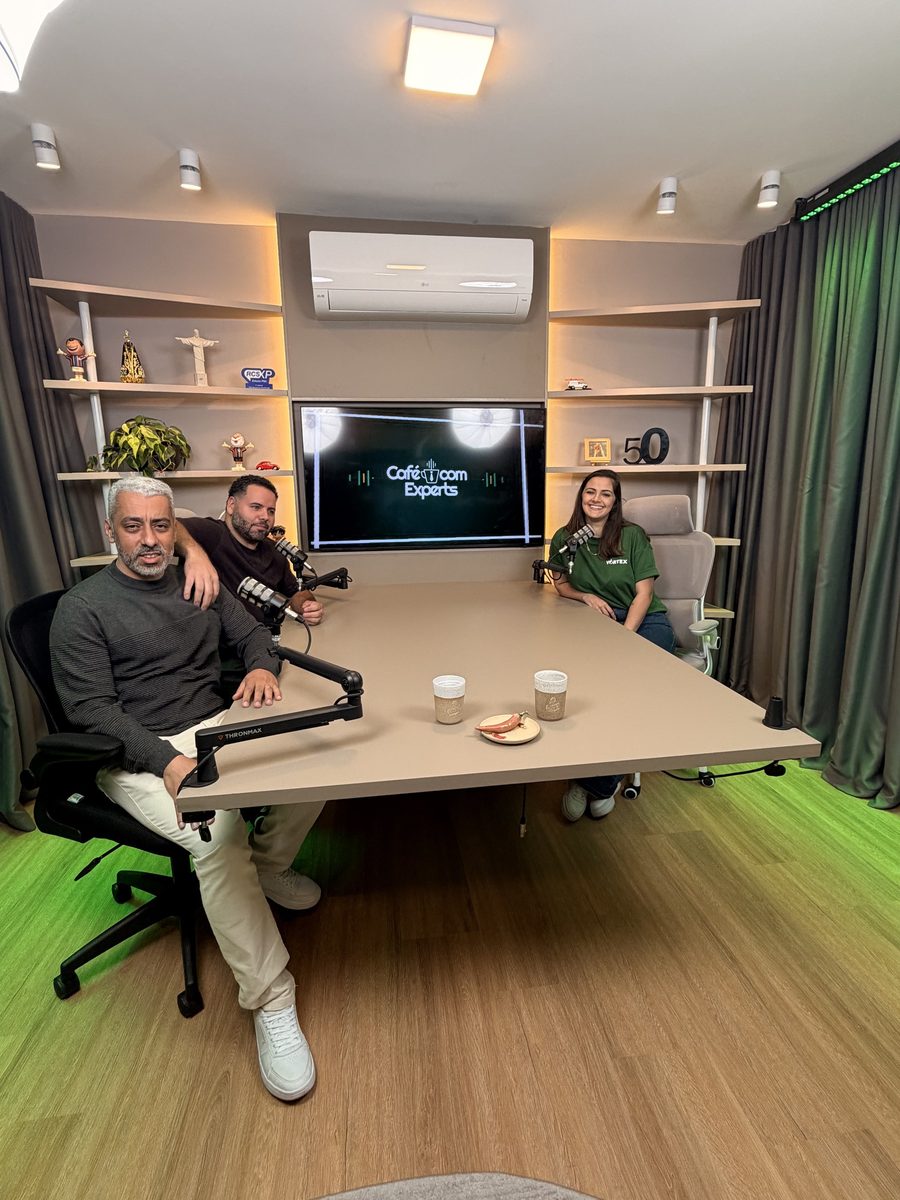 O trio do episódio 02, com a marca na tela.