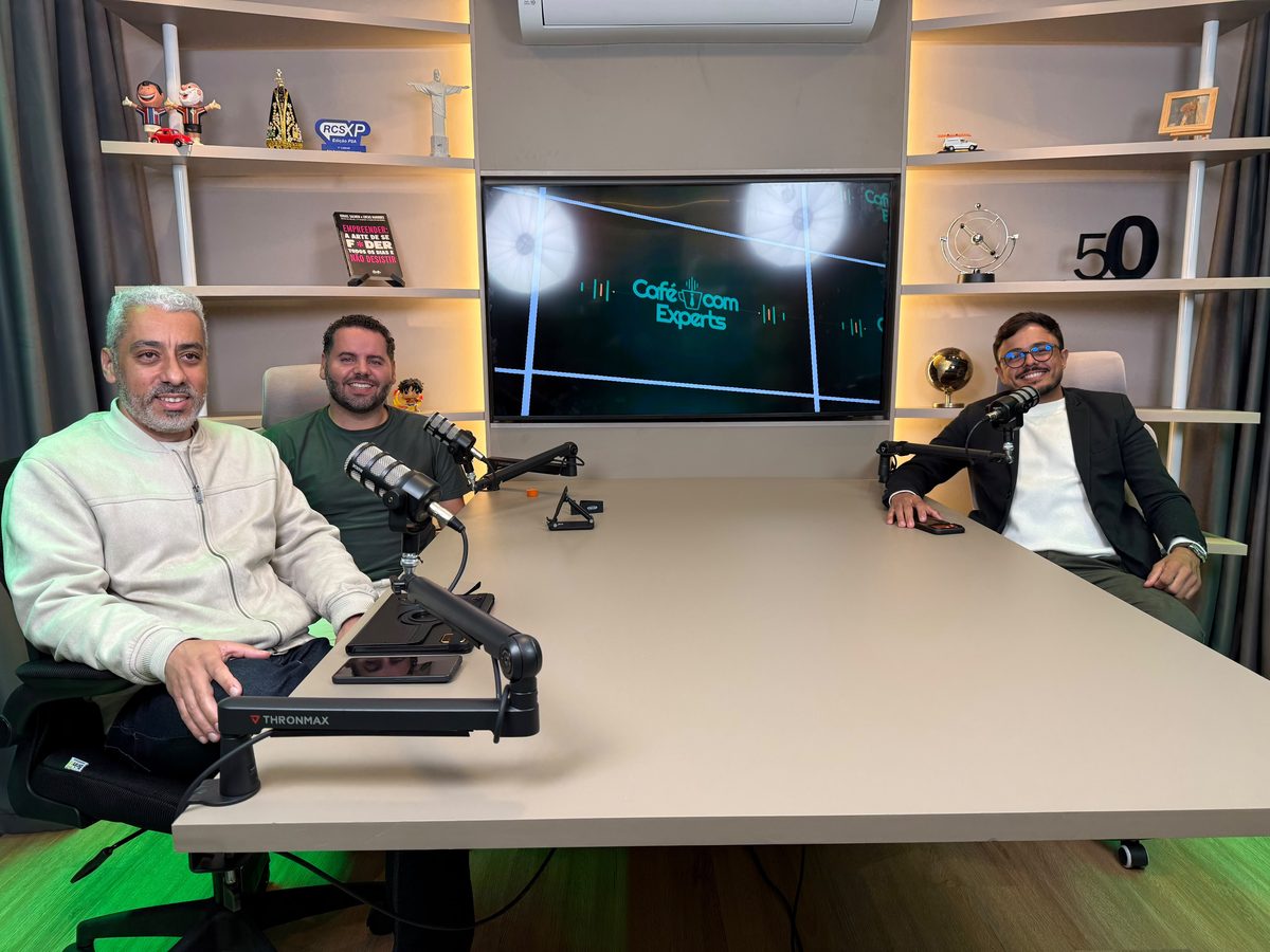 A mesa inteira do episódio 03, com a marca do programa na TV do estúdio.