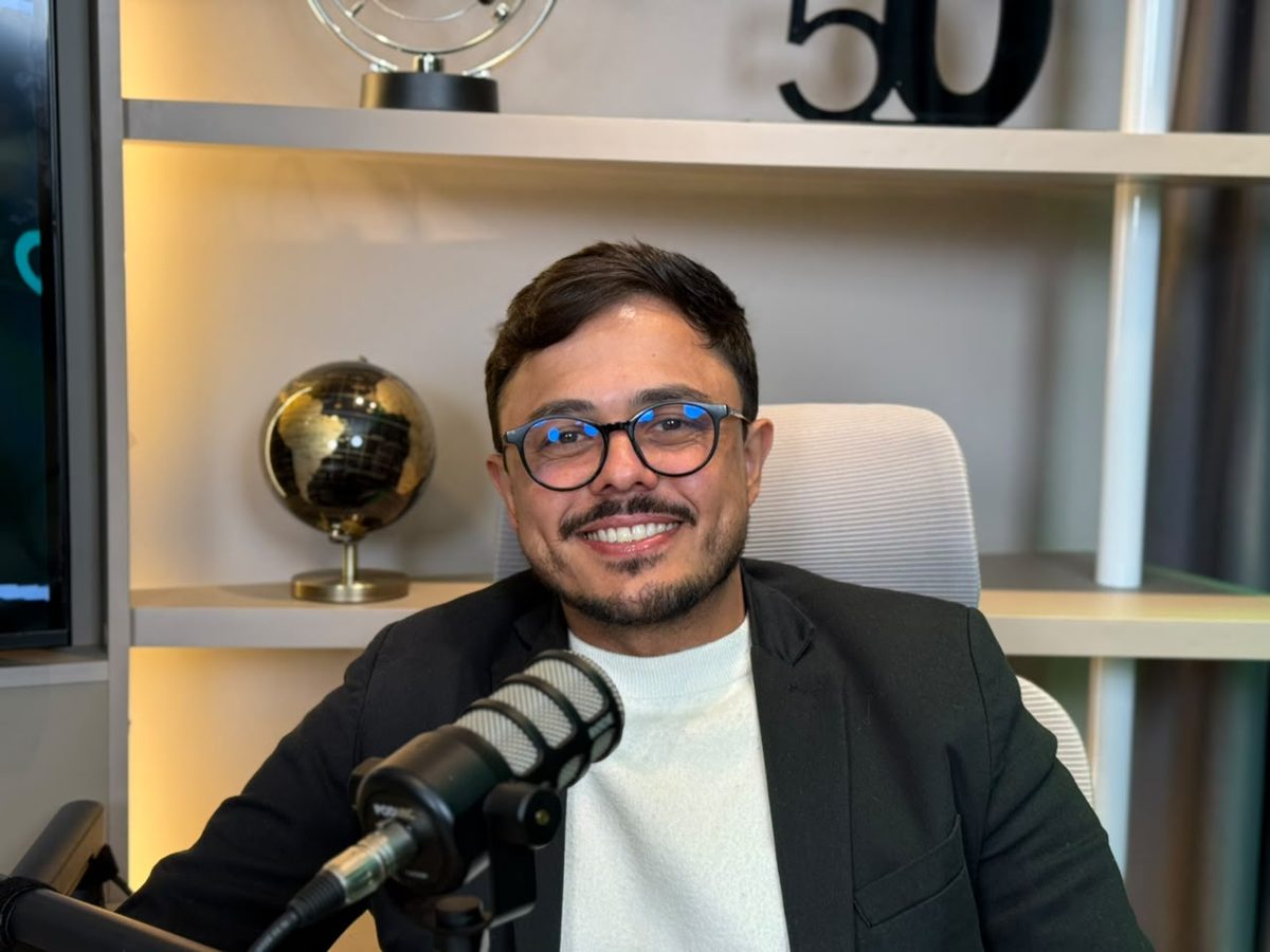 De perto, no microfone: o enquadramento que a câmera da direita entrega.